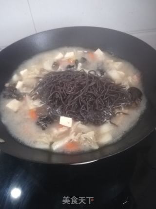野蘑菇鸡肉蔬菜汤的做法步骤：11