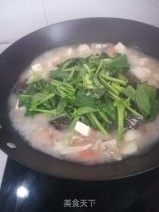 野蘑菇鸡肉蔬菜汤的做法步骤：12