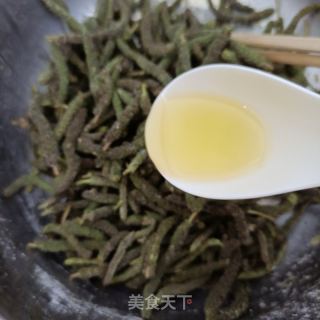 虾仁炒构树穗的做法步骤：2