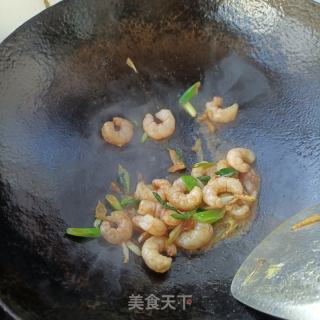 虾仁炒构树穗的做法步骤：13