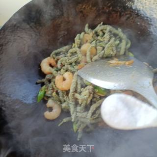 虾仁炒构树穗的做法步骤：15