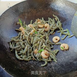 虾仁炒构树穗的做法步骤：16