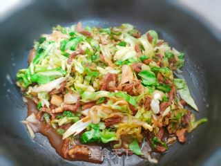 包菜炒肉的做法步骤：5