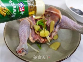 简单易做，营养滋补的清蒸童子鸡的做法步骤：3