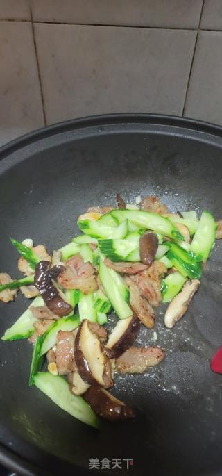香菇瘦肉炒青瓜的做法步骤：4