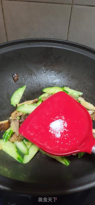 香菇瘦肉炒青瓜的做法步骤：5