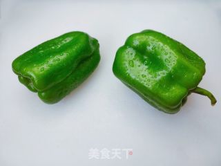 青椒胡萝卜炒肉的做法步骤：2