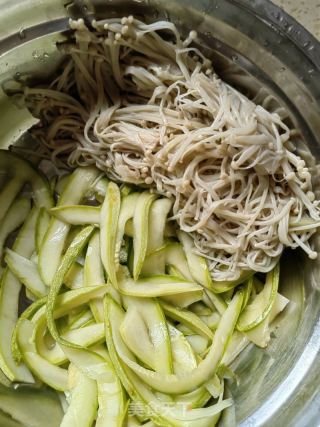 四月瓜拌金针菇的做法步骤：8