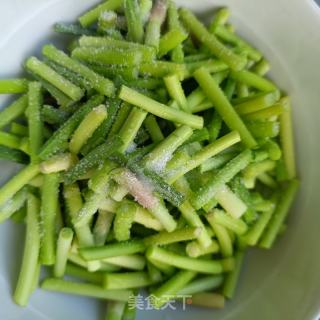 豆皮木耳炒蒜苔的做法步骤：2