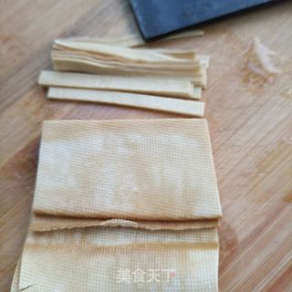 豆皮木耳炒蒜苔的做法步骤：4