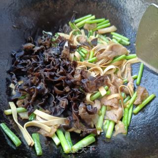 豆皮木耳炒蒜苔的做法步骤：15