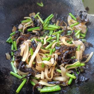 豆皮木耳炒蒜苔的做法步骤：16