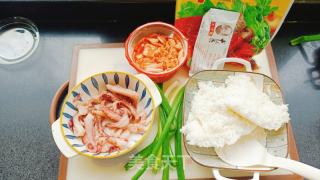 辣白菜鱿鱼炒饭的做法步骤：1