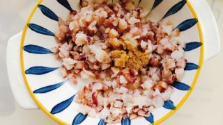 辣白菜鱿鱼炒饭的做法步骤：2