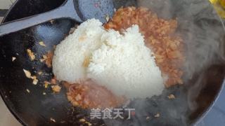 辣白菜鱿鱼炒饭的做法步骤：6