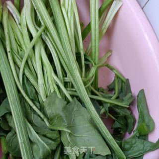 鸡蛋虾仁炒熟菠菜杆的做法步骤：1