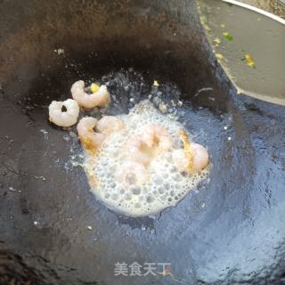 鸡蛋虾仁炒熟菠菜杆的做法步骤：6