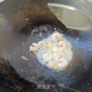 鸡蛋虾仁炒熟菠菜杆的做法步骤：7