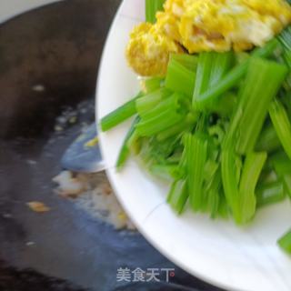 鸡蛋虾仁炒熟菠菜杆的做法步骤：8
