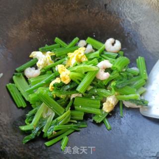 鸡蛋虾仁炒熟菠菜杆的做法步骤：9