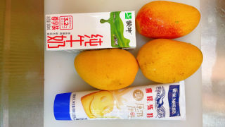 冰沙芒果奶昔的做法步骤：1