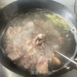 山药羊肉汤的做法步骤：1