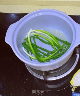 葱香鸡翅的做法步骤：2