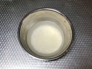 宝宝皮蛋瘦肉粥的做法步骤：1