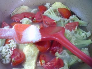 蛋饺花菜番茄汤的做法步骤：7
