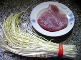 瘦肉炒韭黄的做法步骤：1