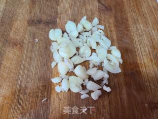 蒜炒蒸槐花的做法步骤：1