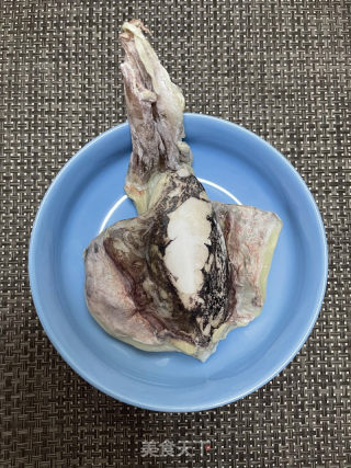 墨鱼煲猪脚的做法步骤：1