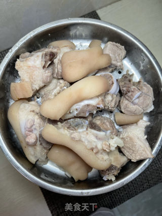墨鱼煲猪脚的做法步骤：4