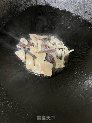墨鱼煲猪脚的做法步骤：5