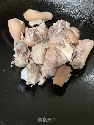 墨鱼煲猪脚的做法步骤：6