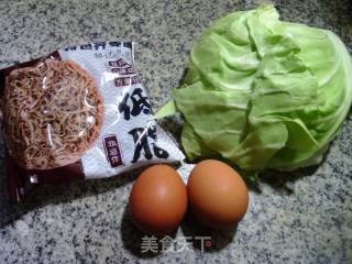 鸡蛋包心菜炒荞麦面的做法步骤：1