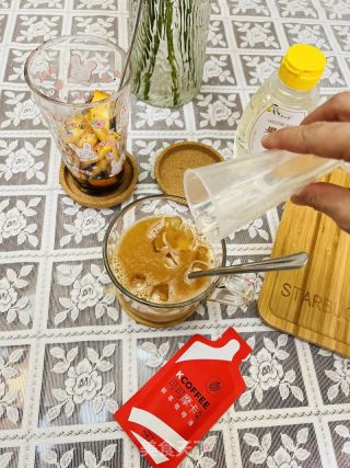 目前咖啡店最流行的橙式咖啡系列：冰橙乌龙美式咖啡的做法步骤：4