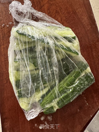手拍青瓜的做法步骤：1