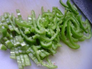 青椒炒小鱼干的做法步骤：3