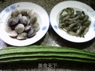 河虾蛤蜊棱角丝瓜汤的做法步骤：1