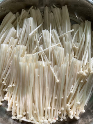 金针菇酿豆腐煲的做法步骤：4