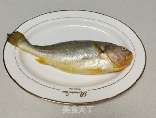 清蒸黄花鱼的做法步骤：1