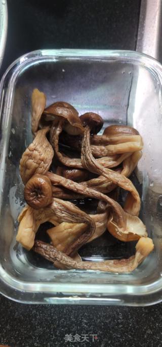 鹿茸菇山药鸡架汤的做法步骤：3