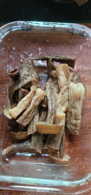 鹿茸菇山药鸡架汤的做法步骤：6