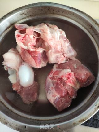 胡萝卜苹果大骨汤的做法步骤：1
