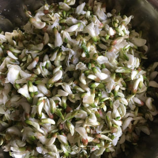粉蒸槐花麦饭的做法步骤：1
