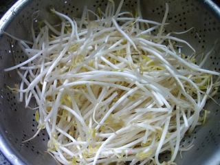 红椒韭黄炒绿豆芽的做法步骤：1