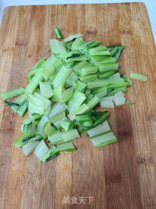炝拌莙荙菜杆的做法步骤：1