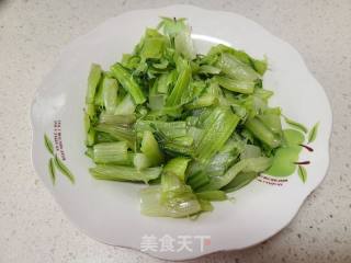 炝拌莙荙菜杆的做法步骤：2