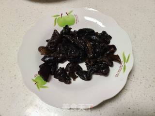 莙荙菜叶炒黑木耳的做法步骤：2